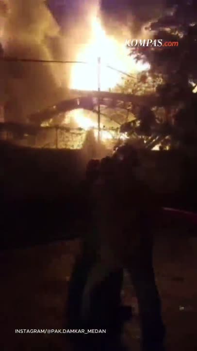 Detik-detik Dahsyatnya Kebakaran Pabrik Sandal di Medan