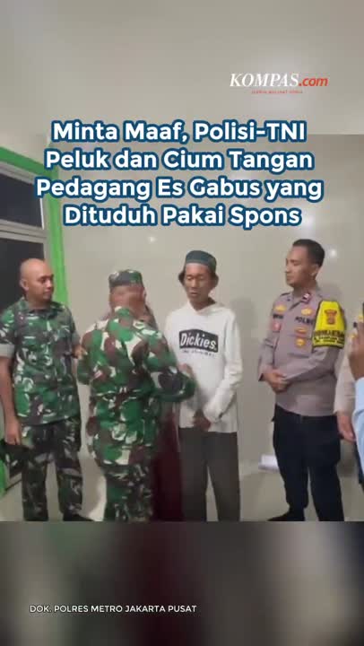 Minta Maaf, Polisi-TNI Peluk dan Cium Tangan Pedagang Es Gabus yang Dituduh Pakai Spons