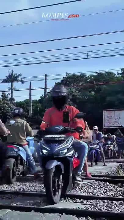 Kisah Martin, PenjagaNyawa di Perlintasan Kereta Klender