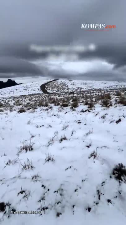 Penampakan Salju Selimuti Grasberg Papua