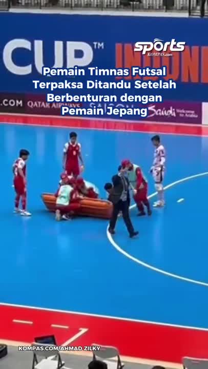 Pemain Timnas Ditandu Keluar