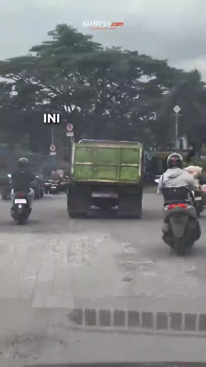 Jalanan Rusak Di Ciledug, Kok Cuma Ditambal Paving Blok?