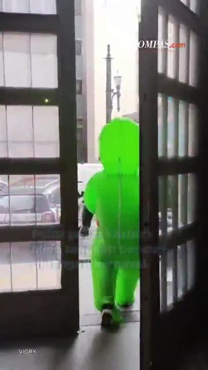 Aksi Polisi Jadi Alien, Ciduk Maling HP Di Karnaval