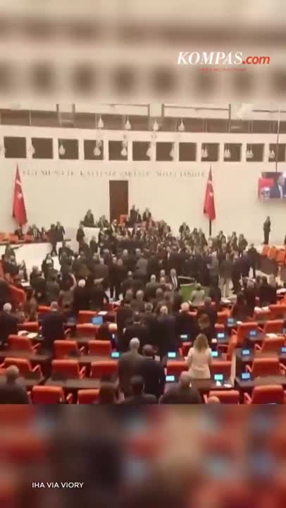 Panas, Anggota DPR Turkiye Saling Pukul Saat Sumpah Jabatan Menteri Baru