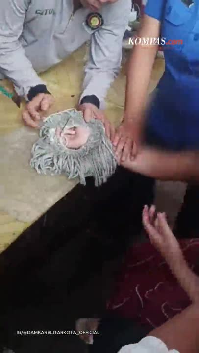 Jari Kejepit Alat Pel, Perempuan Ini Menangis Minta Tolong Damkar