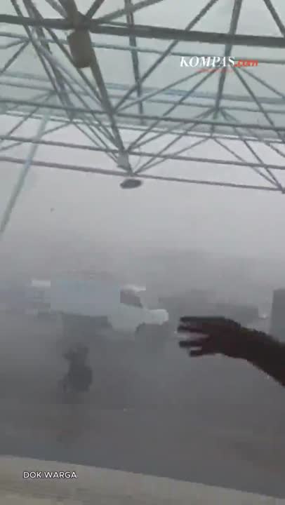 Puting Beliung Terjang Pakansari Cibinong, Atap GOR Lepas Dan Pohon Tumbang