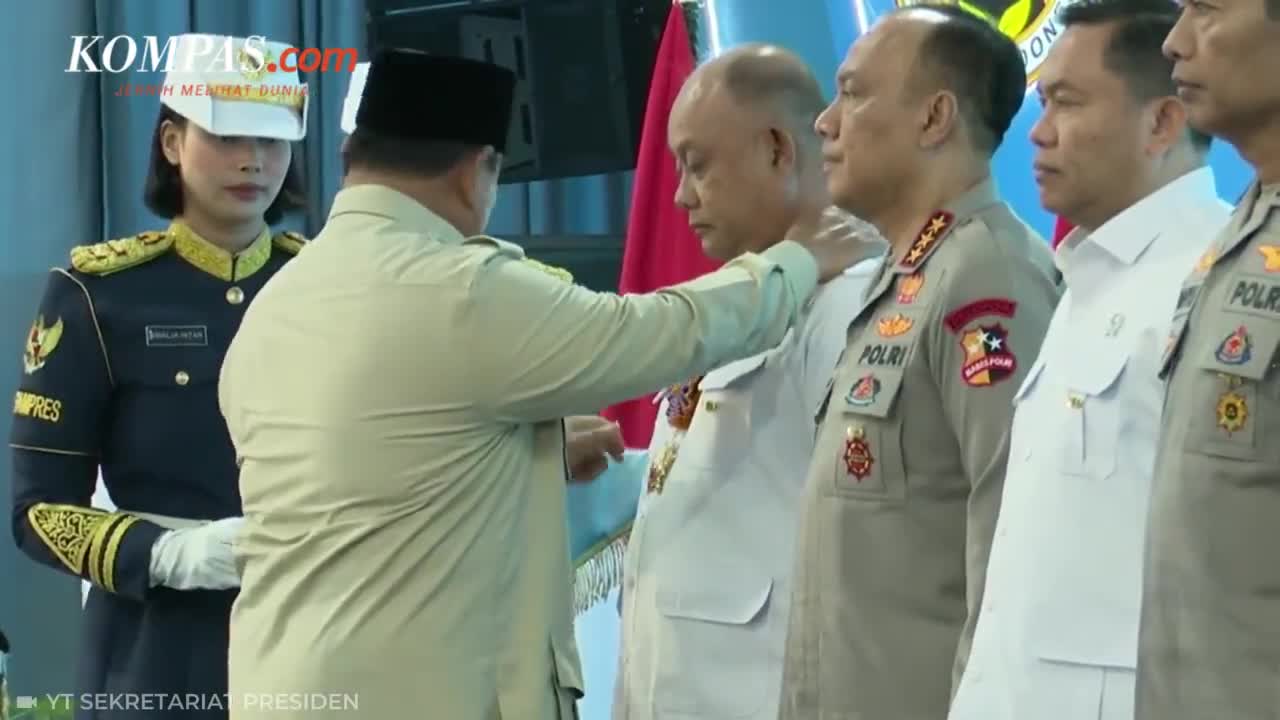 Prabowo Anugerahkan Bintang Jasa Kepada Kepala BGN Hingga  Pejabat Polri