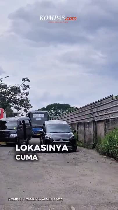 Dekat Kantor Wali Kota, Akses Terminal Depok Rusak Parah