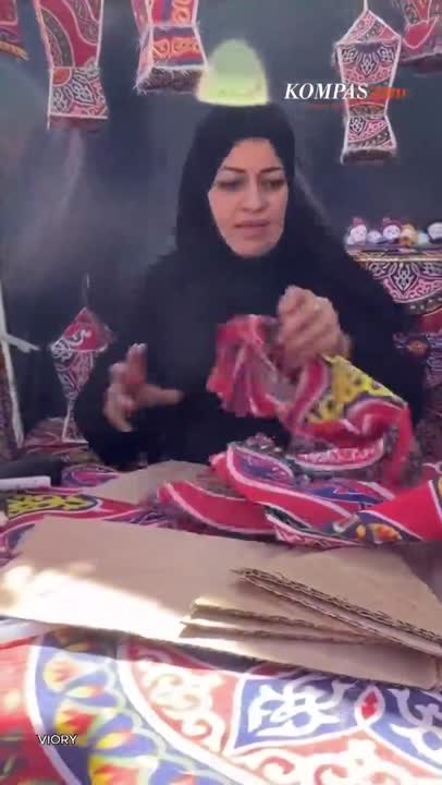 Sambut Ramadhan, Pengungsi Gaza Sulap Kardus Bantuan Jadi Lentera untuk Anak-anak