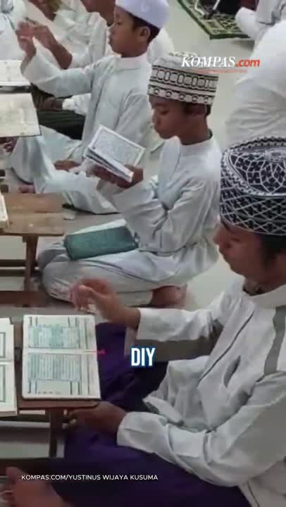 Belajar Mengaji Tanpa Suara, Semangat Santri Tuli Di Ponpes Darul Ashom