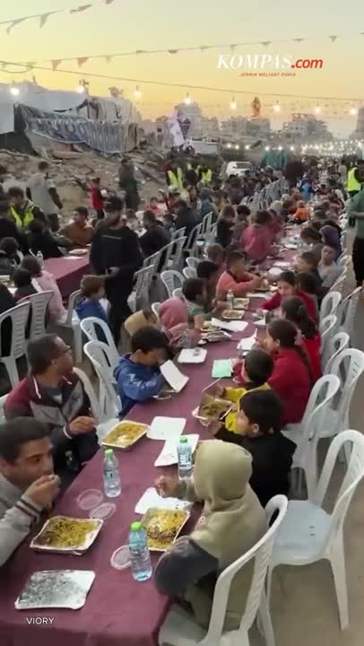 Momen Buka Bersama Ratusan Pengungsi Gaza: Berbagi Tawa dan Berdendang di Tengah Reruntuhan