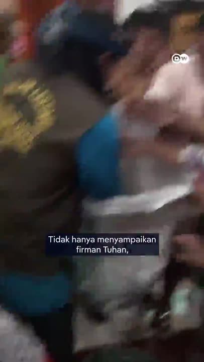 Pendeta Bagi-bagi Bibit Pohon