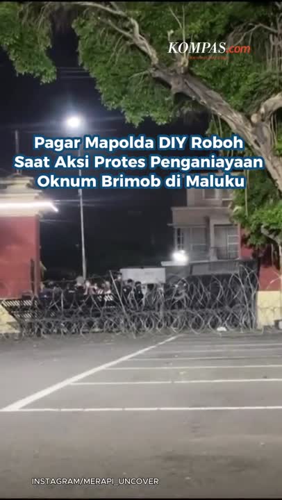 Pagar Mapolda DIY Roboh Saat Aksi Protes Penganiayaan Oknum Brimob di Maluku