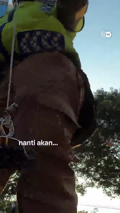 Dian, Perempuan Pembersih Ranjau Paku Jalan