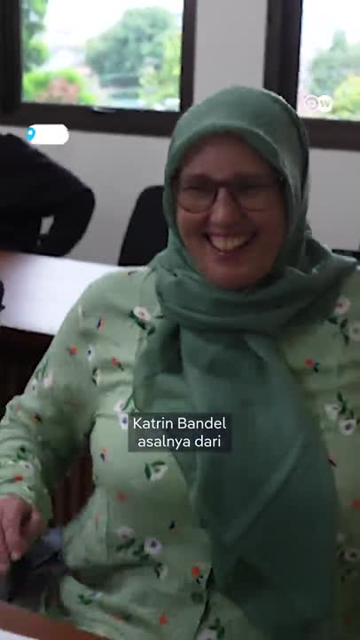 Bule Jerman Ini Adalah Doktor Sastra Indonesia Yang Mengajar Di Tanah Air!