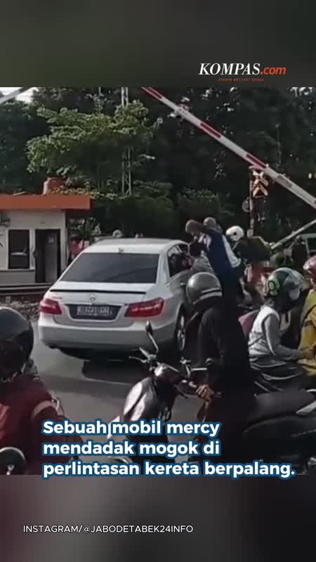 Mercy Mogok Di Rel Kereta Saat Palang Hampir Menutup, Warga Kompak Dorong
