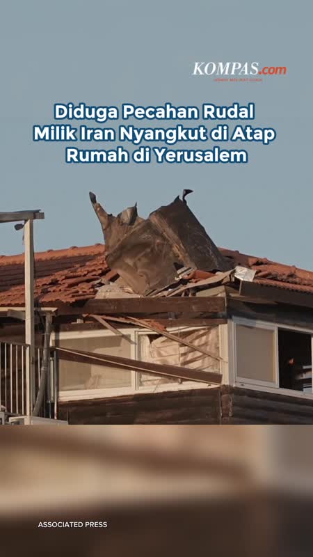 Diduga Pecahan Rudal Milik Iran Nyangkut Di Atap Rumah Di Yerusalem