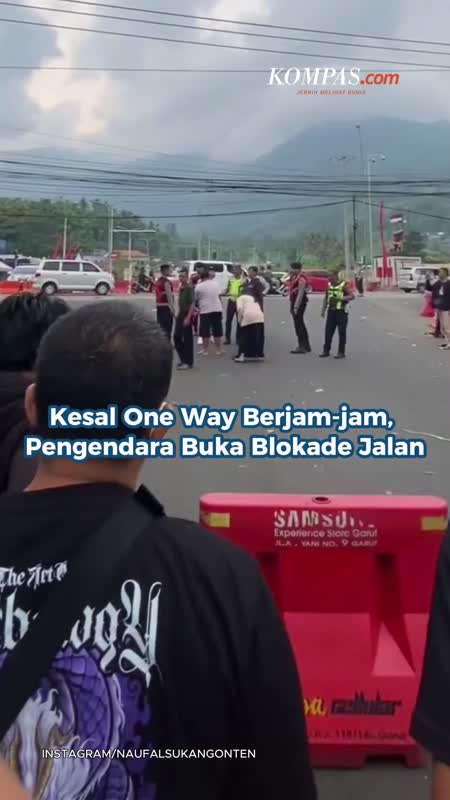 Kesal One Way Berjam-jam, Pengendara Buka Blokade Jalan