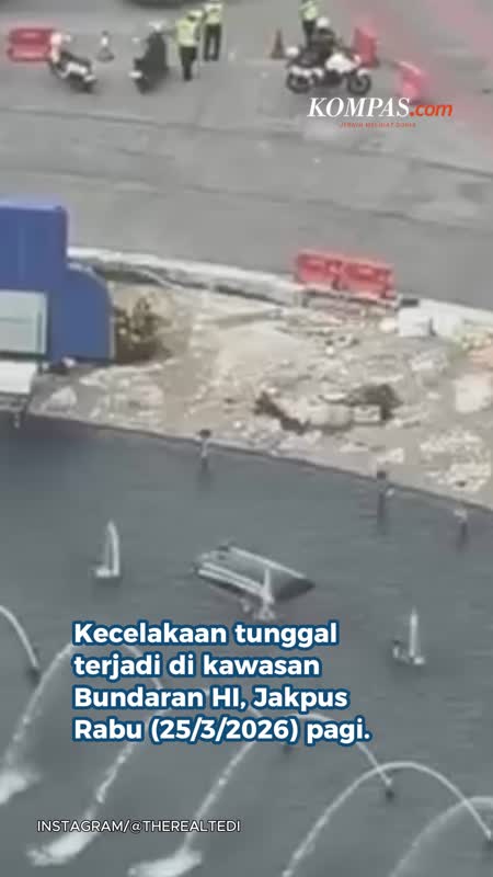 Kecelakaan Tunggal Di Bundaran HI, Mobil Terperosok Ke Kolam Air Mancur