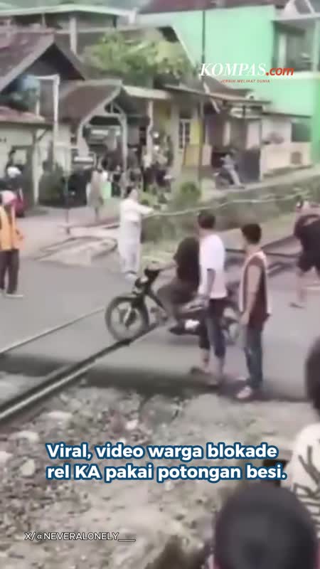 Viral, Warga Blokade Rel KA Pakai Potongan Besi Besar
