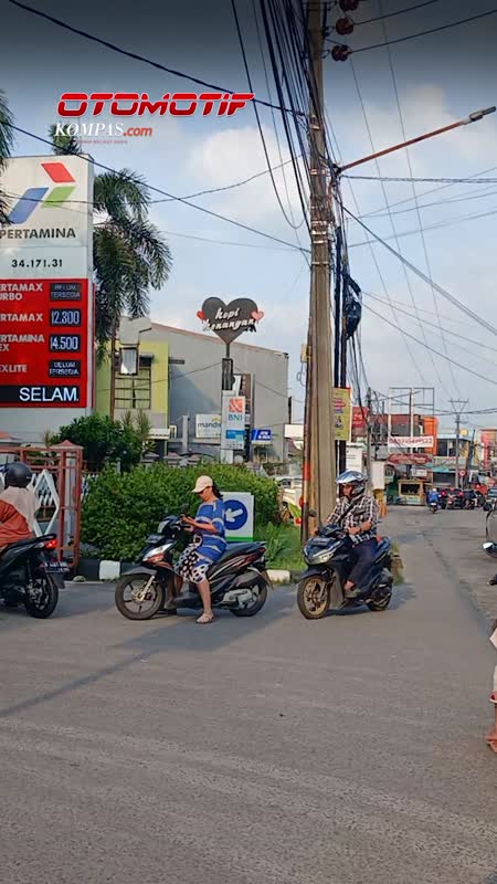 Jelang Harga BBM Naik, Pengendara Mulai Isi Full Tank