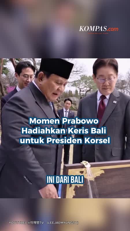 Momen Prabowo Hadiahkan Keris Bali untuk Presiden Korsel