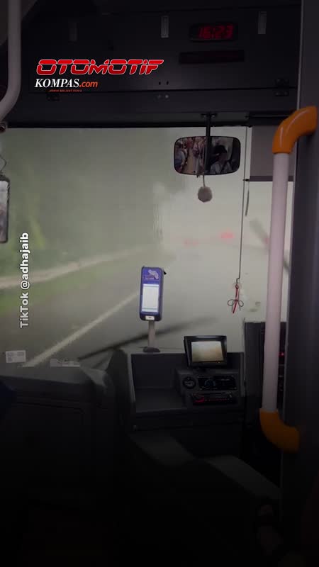 Waspada Cuaca Ekstrem, Papan Reklame Roboh Di Jalan Tol Cawang