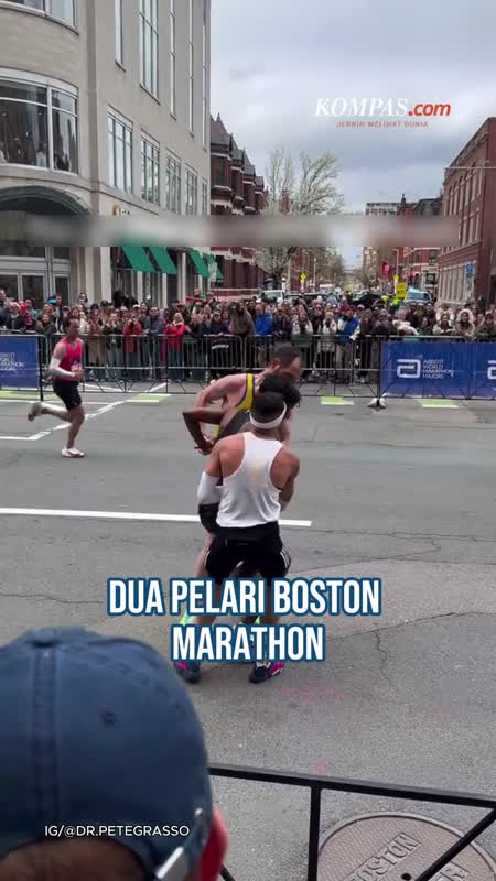 Finish Sudah Dekat, Dua Pelari Pilih Tolong Lawan Yang Tumbang Di Boston Marathon