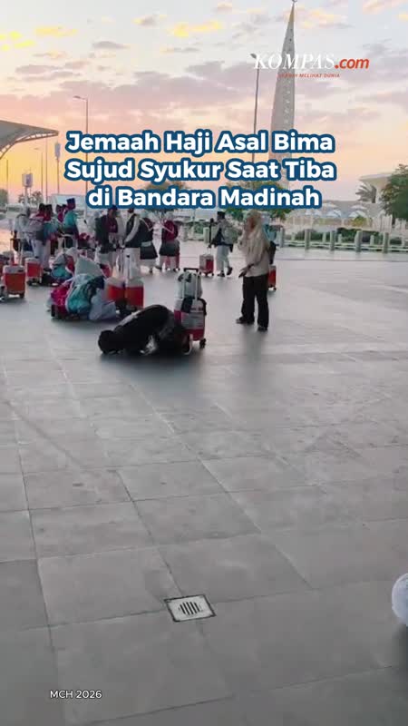 Jemaah Haji Asal Bima Sujud Syukur Saat Tiba di Bandara Madinah