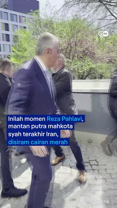 Putra Mantan Raja Iran, Reza Pahlavi, Disiram Cairan Merah