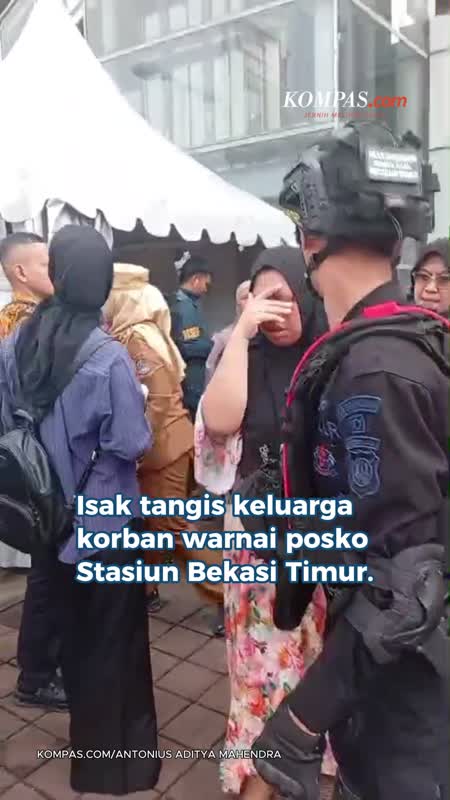 Tangis Keluarga Pecah di Posko Korban Kecelakaan Kereta Bekasi Timur