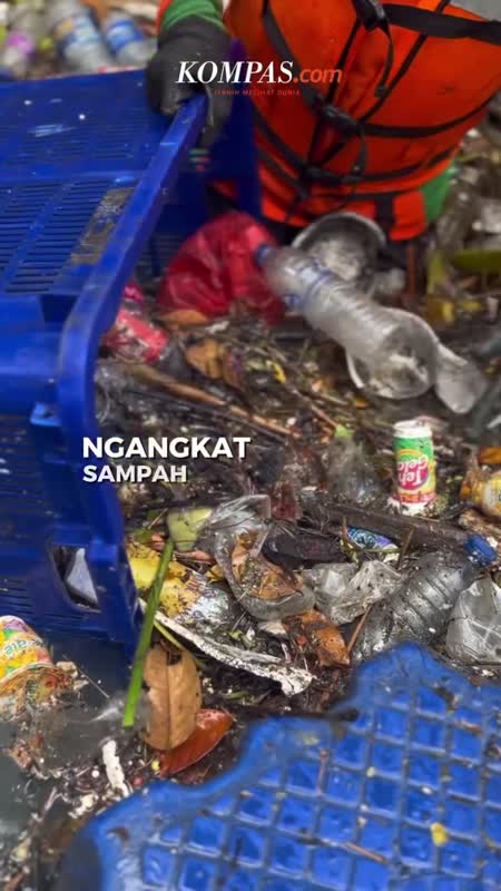 Ibu Ini Harus Nyemplung ke Kali Kotor demi Nafkahi Anaknya