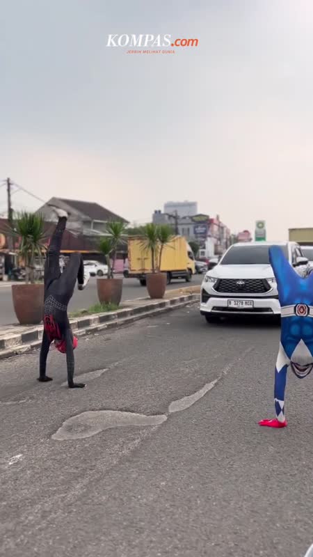 "Superhero" Rawa Buntu: Jungkir Balik Di Jalanan Demi Cari Nafkah