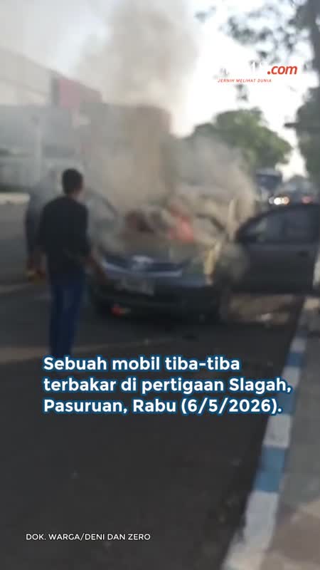 Petugas Gercep Padamkan Mobil Terbakar Pakai Alat Penyemprot Taman