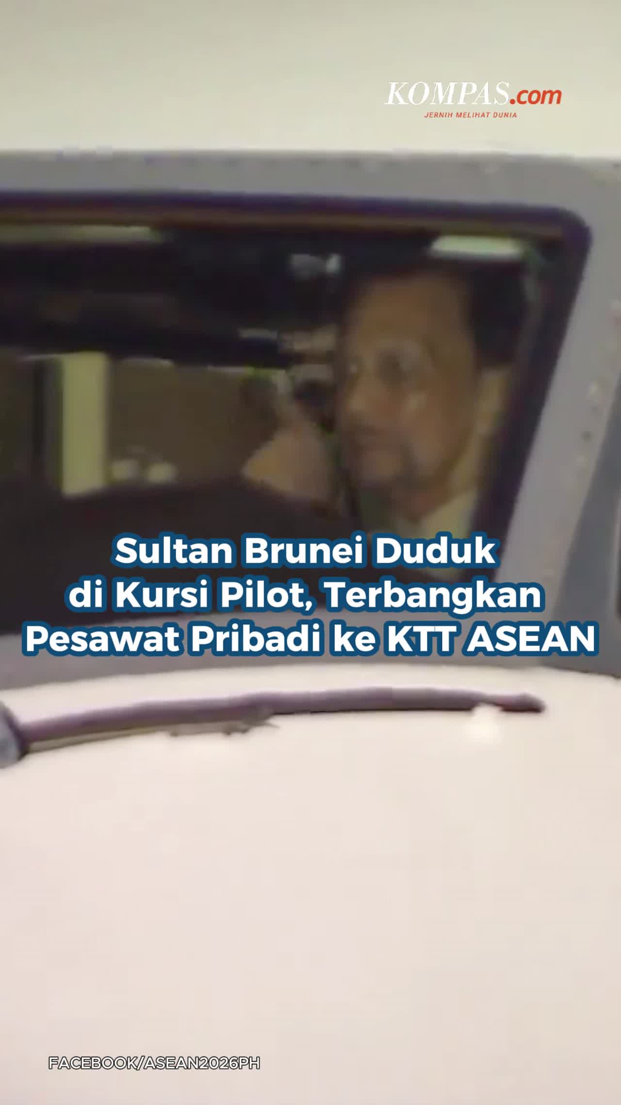 Sultan Brunei Duduk Di Kursi Pilot, Terbangkan Pesawat Pribadi Ke KTT ASEAN