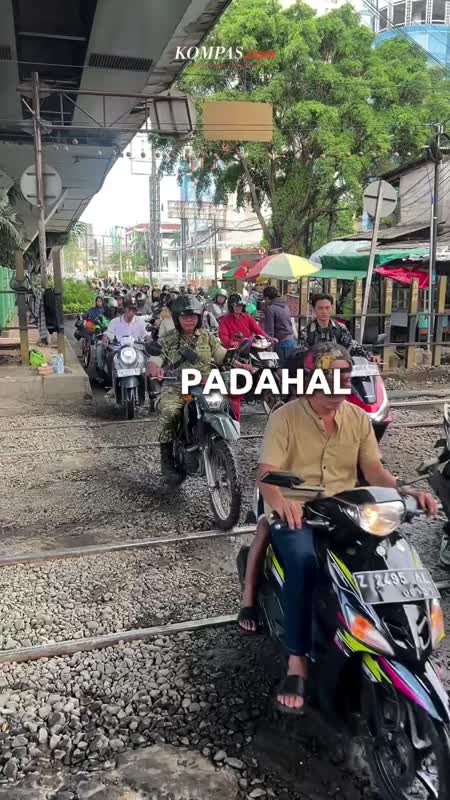 Dibalik Ramainya Pelintasan Kereta Api Tanpa Palang Di Roxy