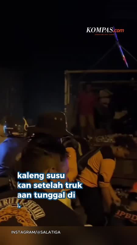 Banjir Pujian, Warga Salatiga Bantu Kumpulkan Susu Berserakan Akibat Kecelakaan
