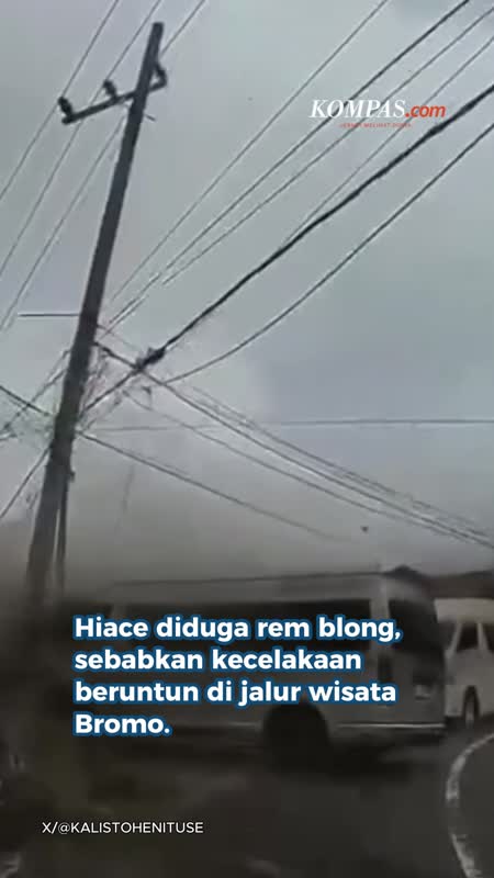 Terekam, Detik-detik Hiace Hantam 3 Mobil Dan Tiang Listrik Di Jalur Bromo
