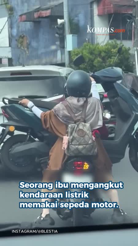 Viral, Ibu Angkut Kendaraan Listrik Pakai Motor di Makassar