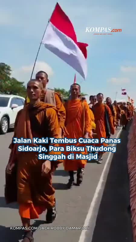 Jalan Kaki Tembus Cuaca Panas Sidoarjo, Para Biksu Thudong Singgah Di Masjid