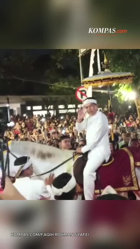 Tunggangi Kuda Putih, Dedi Mulyadi Kawal Mahkota Binokasih Saat Kirab di Bandung
