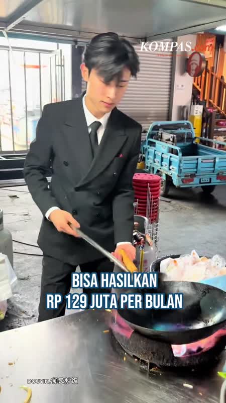 Jual Nasi Goreng Pakai Setelan Jas, Pemuda China Raup Rp 129 Juta Per Bulan