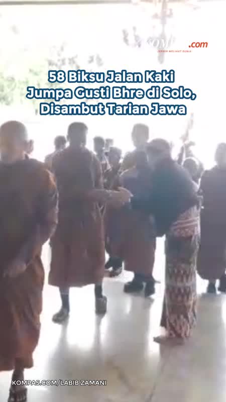 58 Biksu Jalan Kaki Jumpa Gusti Bhre di Solo, Disambut Tarian Jawa