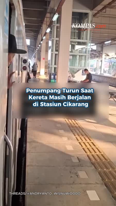 Penumpang Turun Saat Kereta Masih Berjalan Di Stasiun Cikarang
