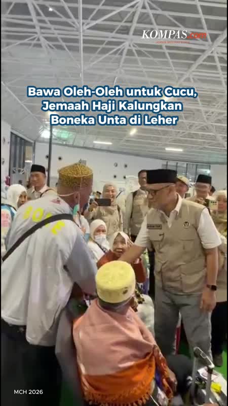 Bawa Oleh-oleh Untuk Cucu, Jemaah Haji Kalungkan Boneka Unta Di Leher
