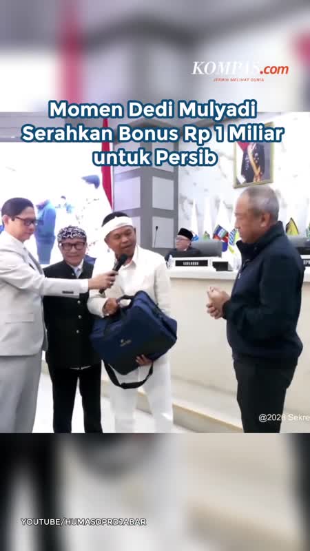 Momen Dedi Mulyadi Serahkan Bonus Rp 1 Miliar Untuk Persib