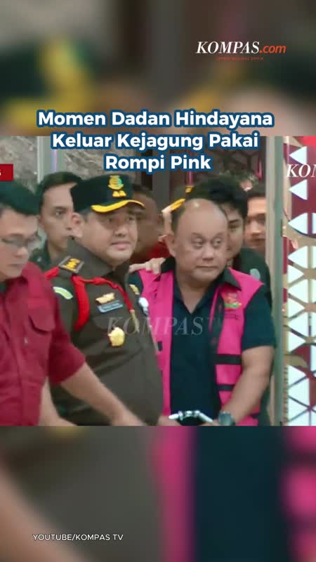 Momen Dadan Hindayana Keluar Kejagung Pakai Rompi Pink
