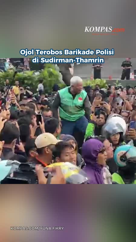 Ojol Terobos Barikade Polisi di Sudirman-Thamrin