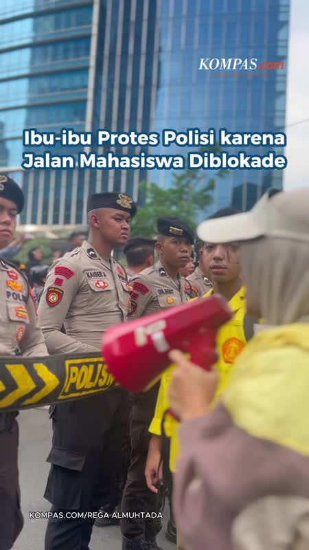 Ibu-ibu Protes Polisi Karena Jalan Mahasiswa Diblokade