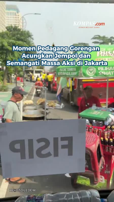 Momen Pedagang Gorengan Acungkan Jempol dan Semangati Massa Aksi di Jakarta